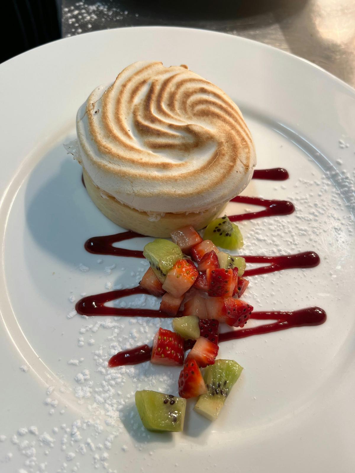 Merengue with freshfruit and decorative glaze