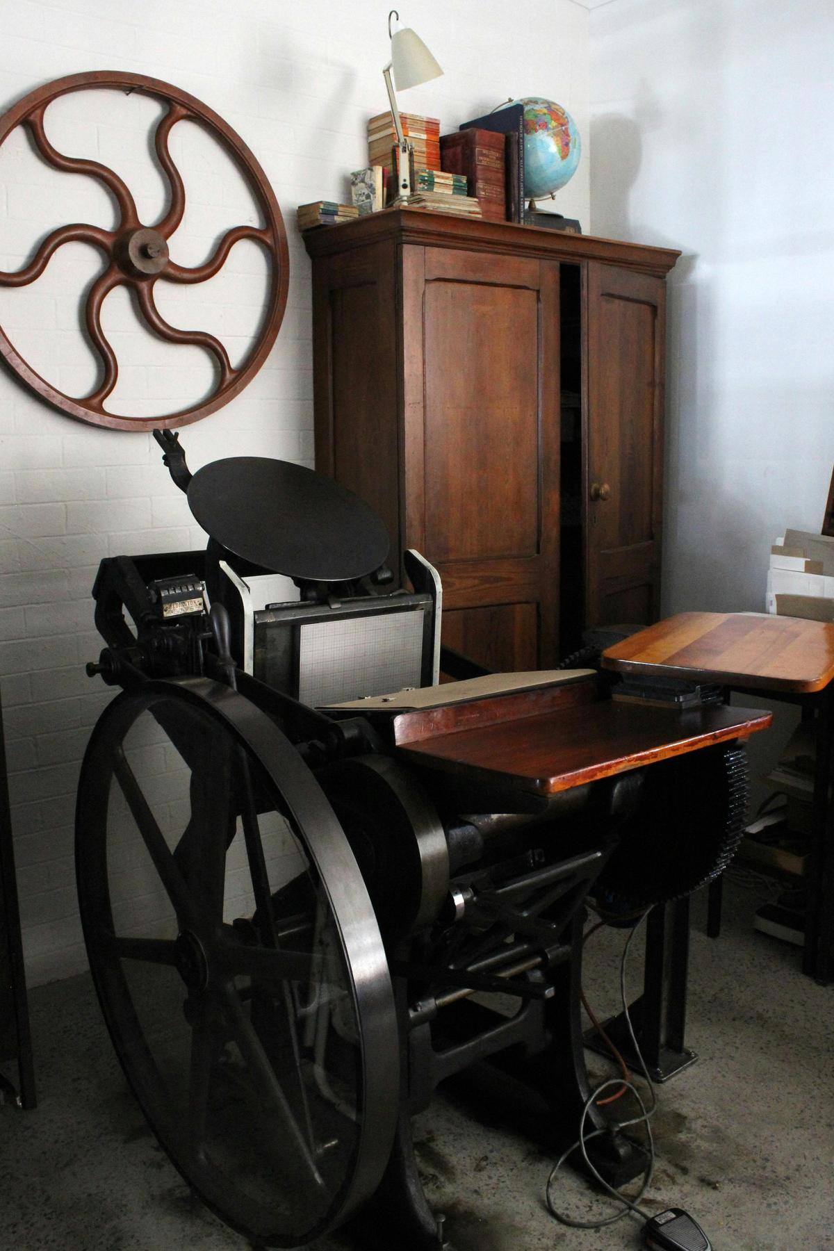 Platen press for letterpress printing