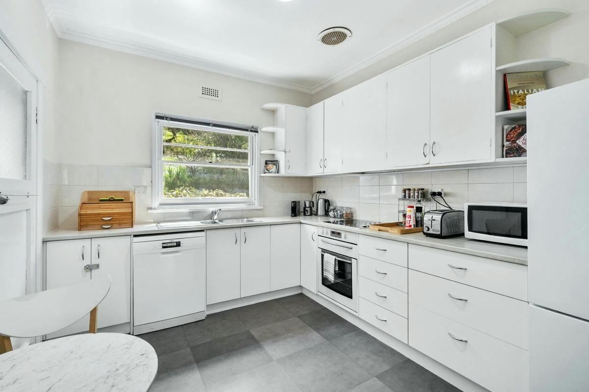 Well appointed kitchen with coffee machine and dishwasher