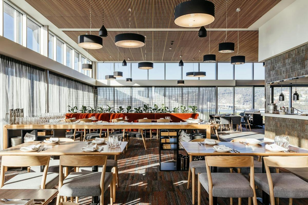 Restuarant dining and open kitchen
