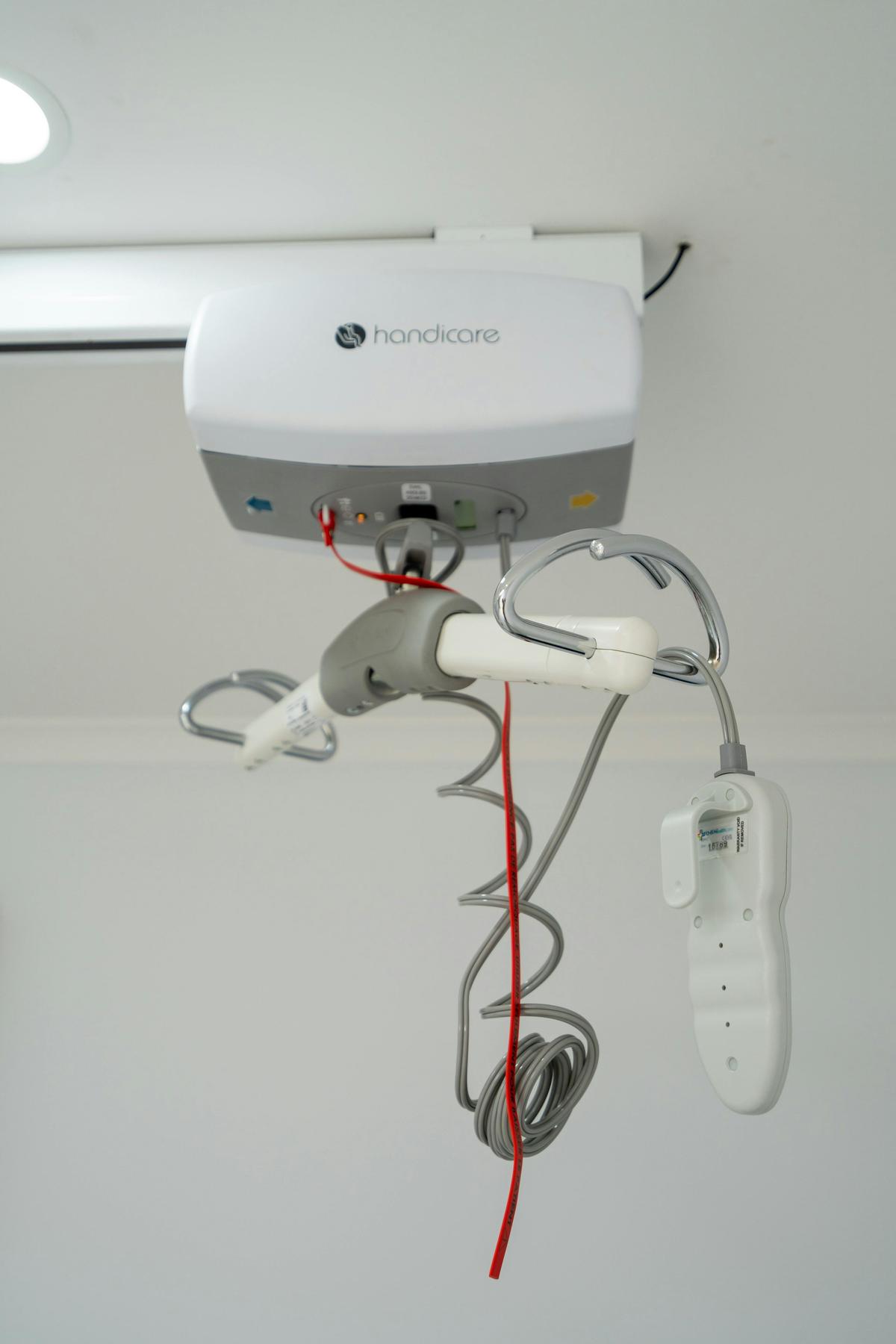 Ceiling hoist