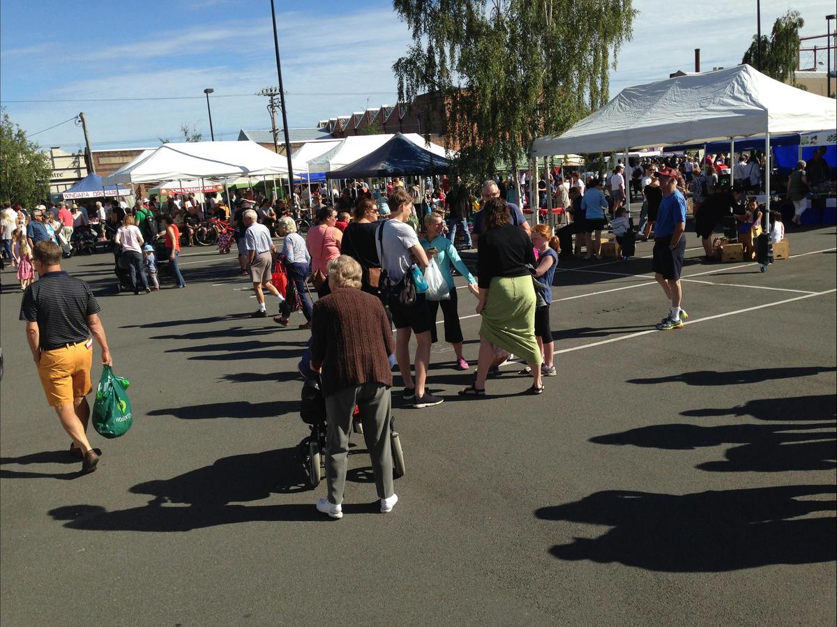 A sunny Harvest market
