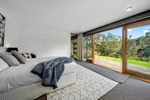 Huon Valley House - central, private luxury with views