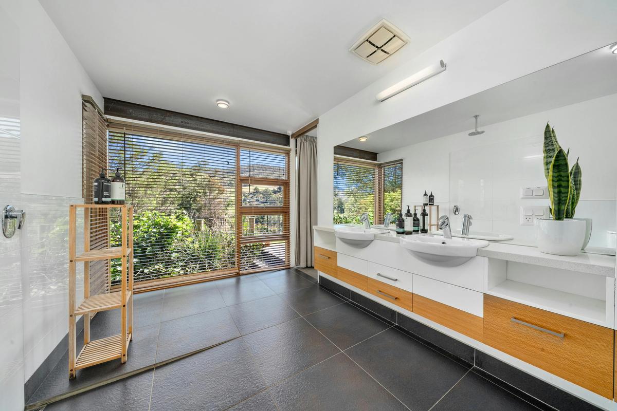 Huon Valley House - central, private luxury with views