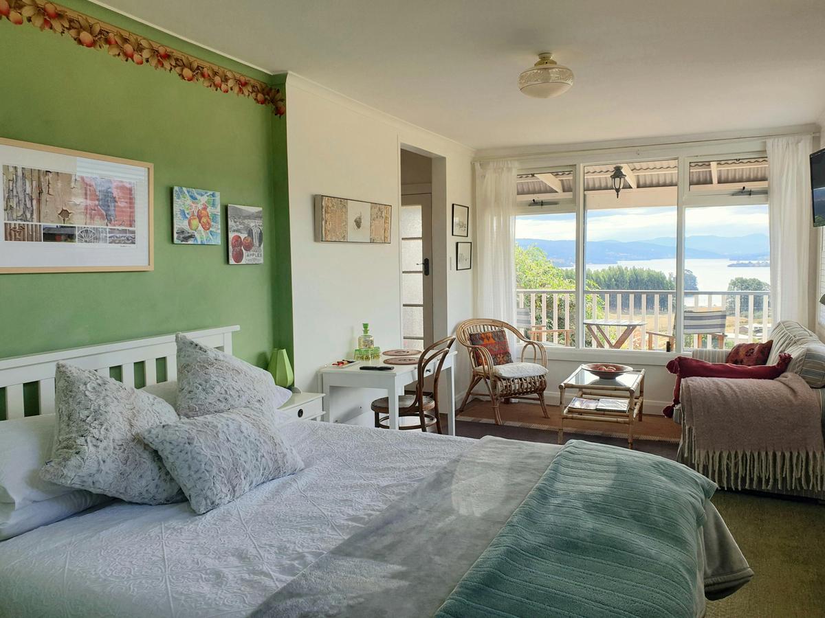 Huon Belle Homestead Queen Bed with a water view