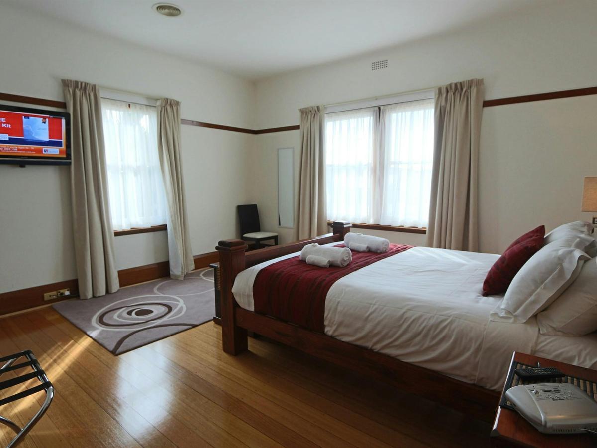 Front spacious Master queen bedrooms with TV