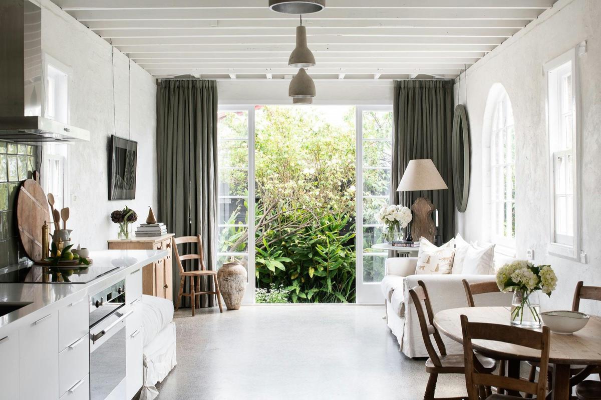 Henry’s on Balfour living space