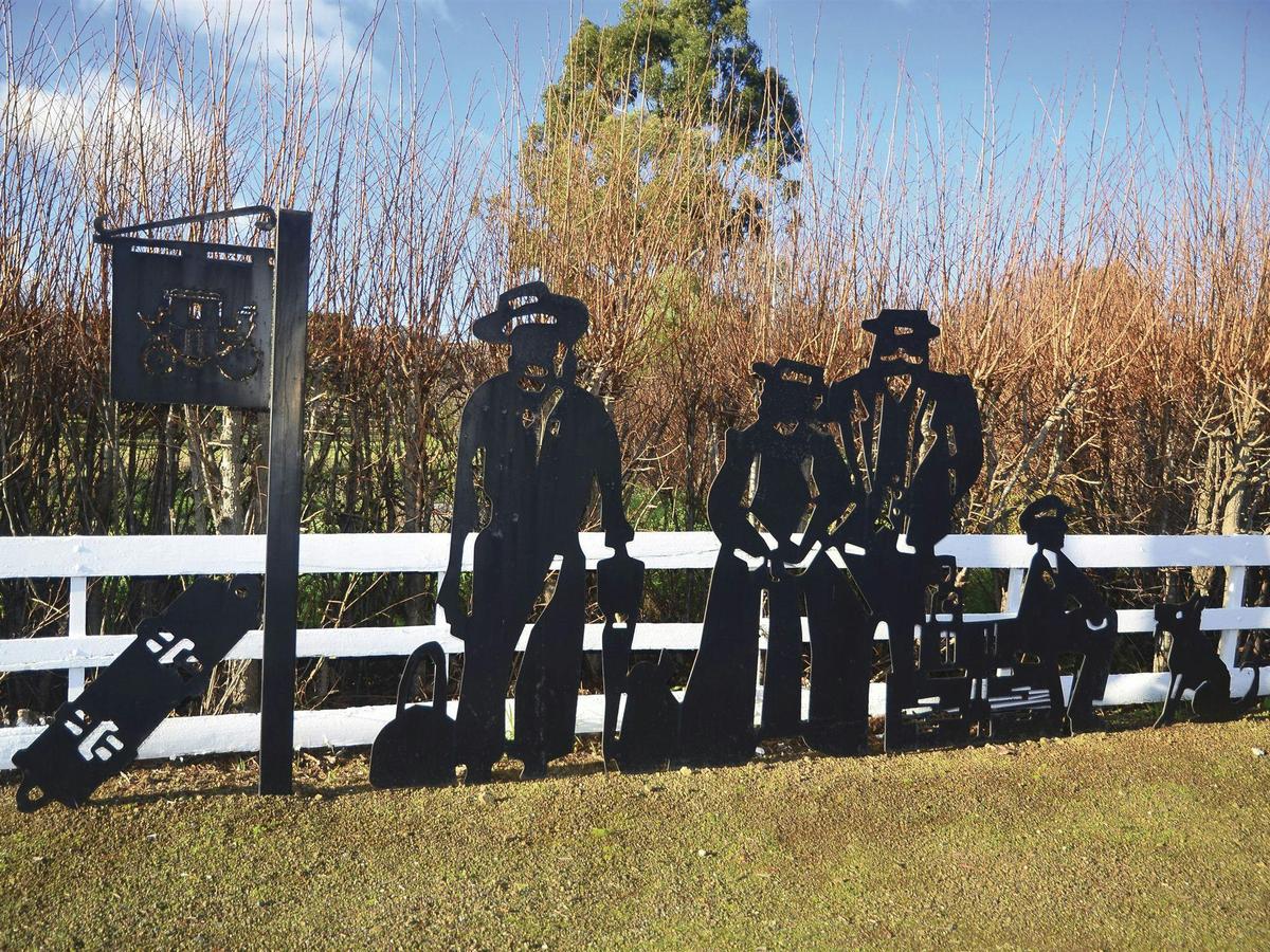 Silhouette sculptures on the Midland Highway