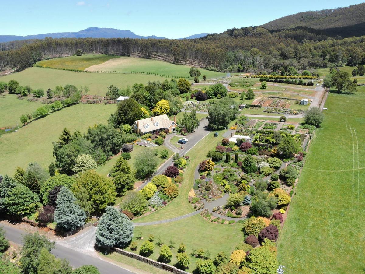 This large country garden is set in 70hectares of farm land