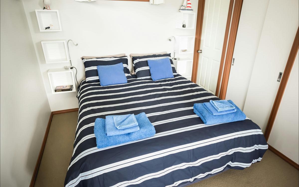 Larus - Queen bed