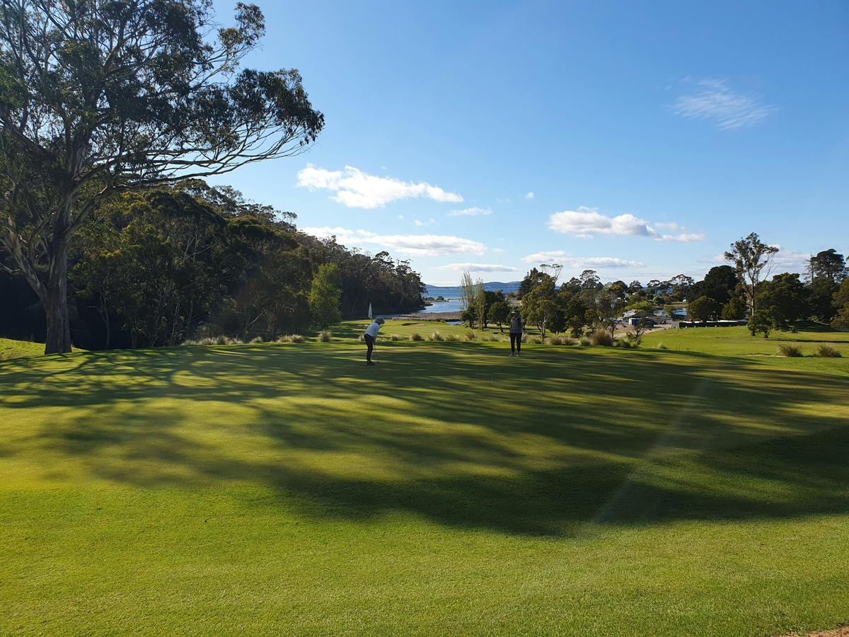 Kingston Beach Golf Club - putting the 1st