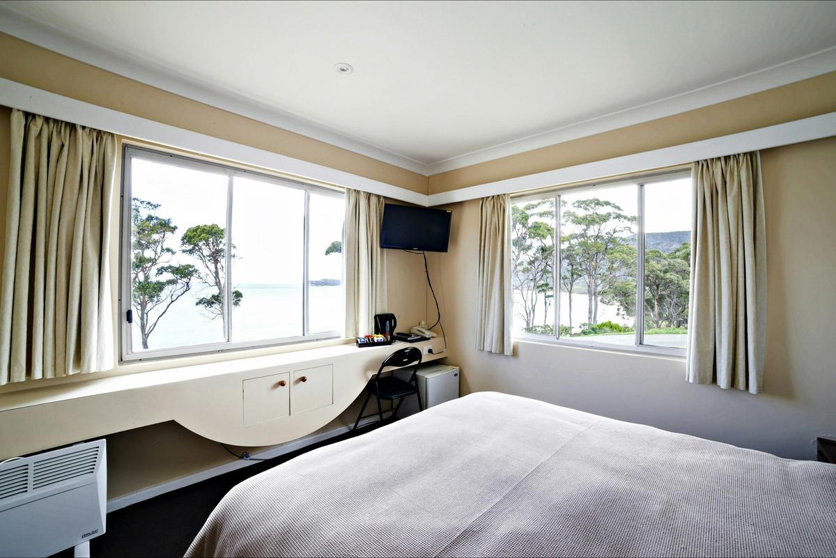 Queen Waterview Room