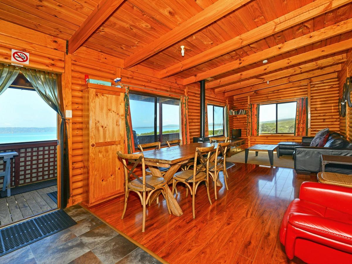 Cloudy Bay Cabin - Open plan Living / Dining