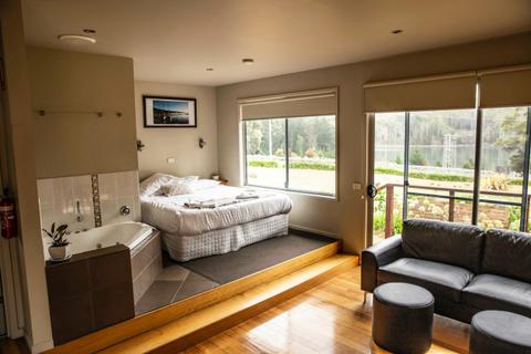 Little Norfolk Bay Bistro and Chalets