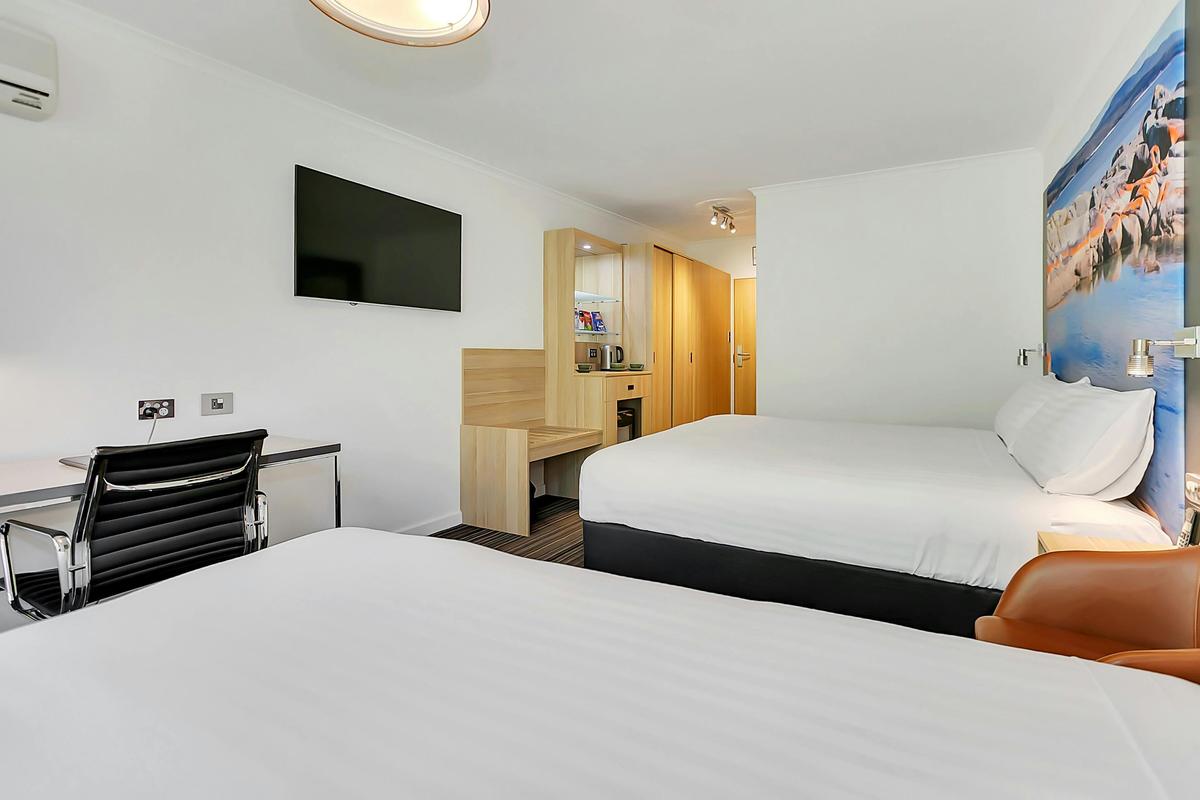 Deluxe Room 1 King Bed + 1 Single Bed