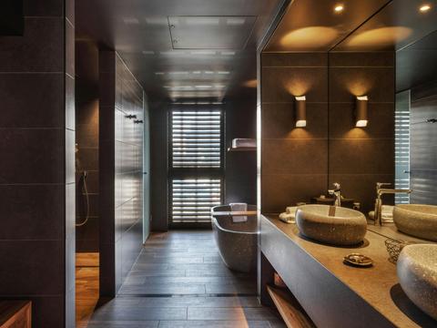 Executive Corner Suite