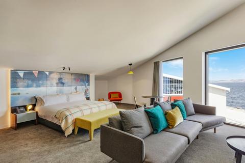 Superior Corner Suite