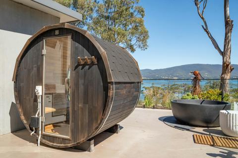 Mabel’s Lookout | Sauna, Bath & Channel Views