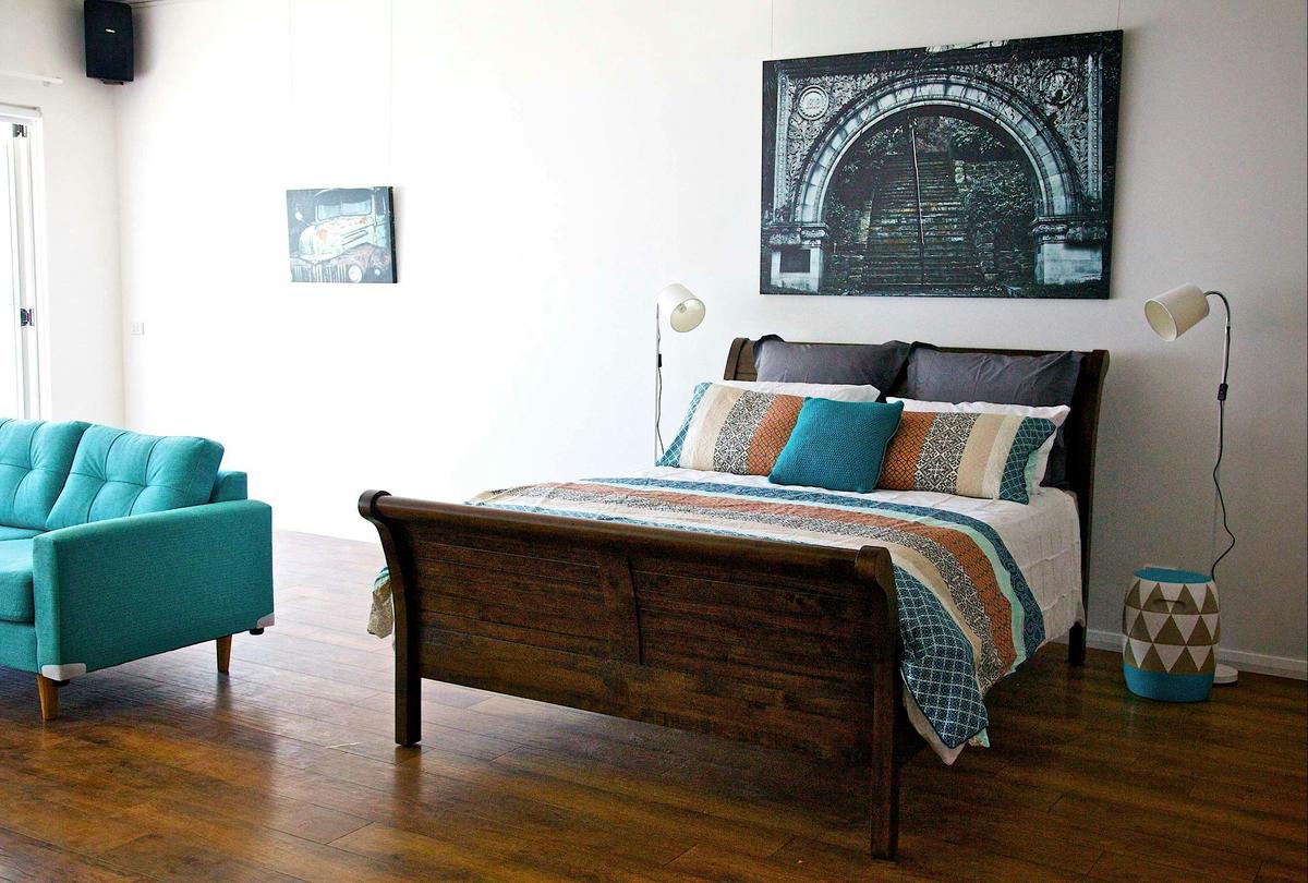 Queen bed in Beachfront 1 Apartment