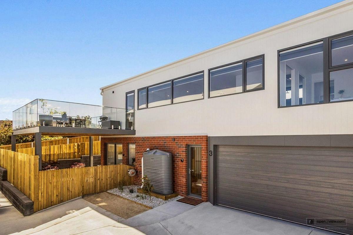 VRecenly constructed modern home