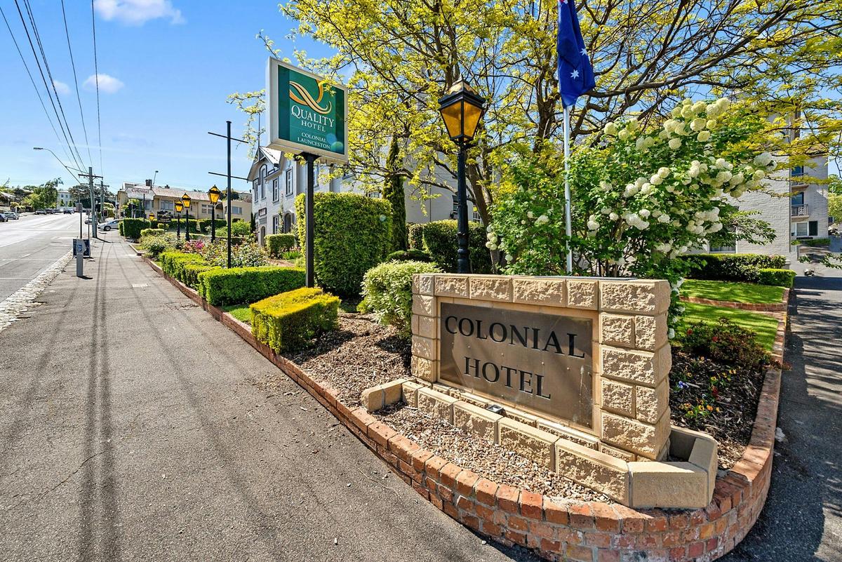 QH Colonial Exterior Signage