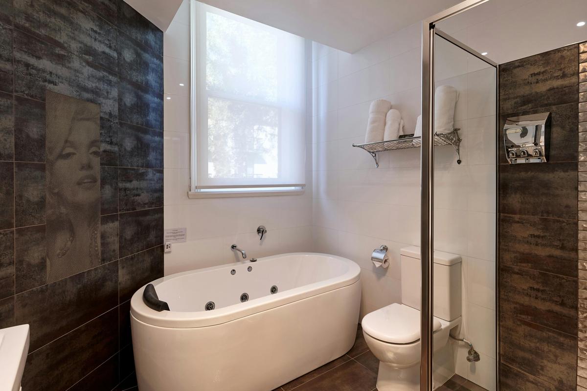 Penthouse Spa Studio Bathroom