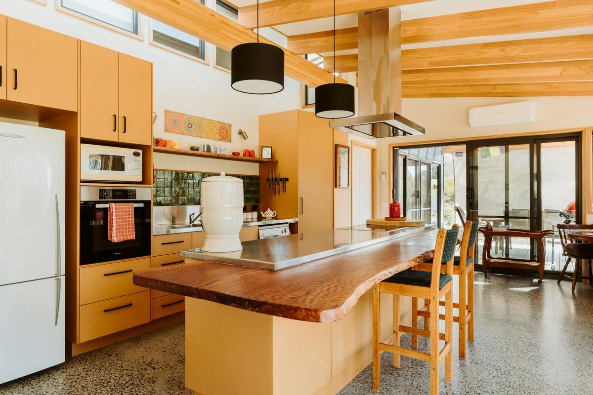 This brand-new kitchen is stylish and well equipped, offering everything you need.