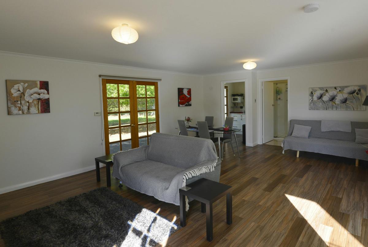 Large lounge/dining