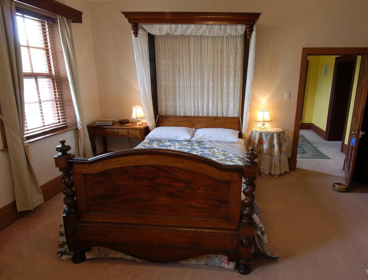 Mahogany Queen Bed