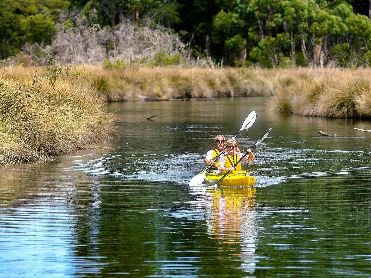 Saintys Creek Cottage: Guests kayaking in Saintys Creek.