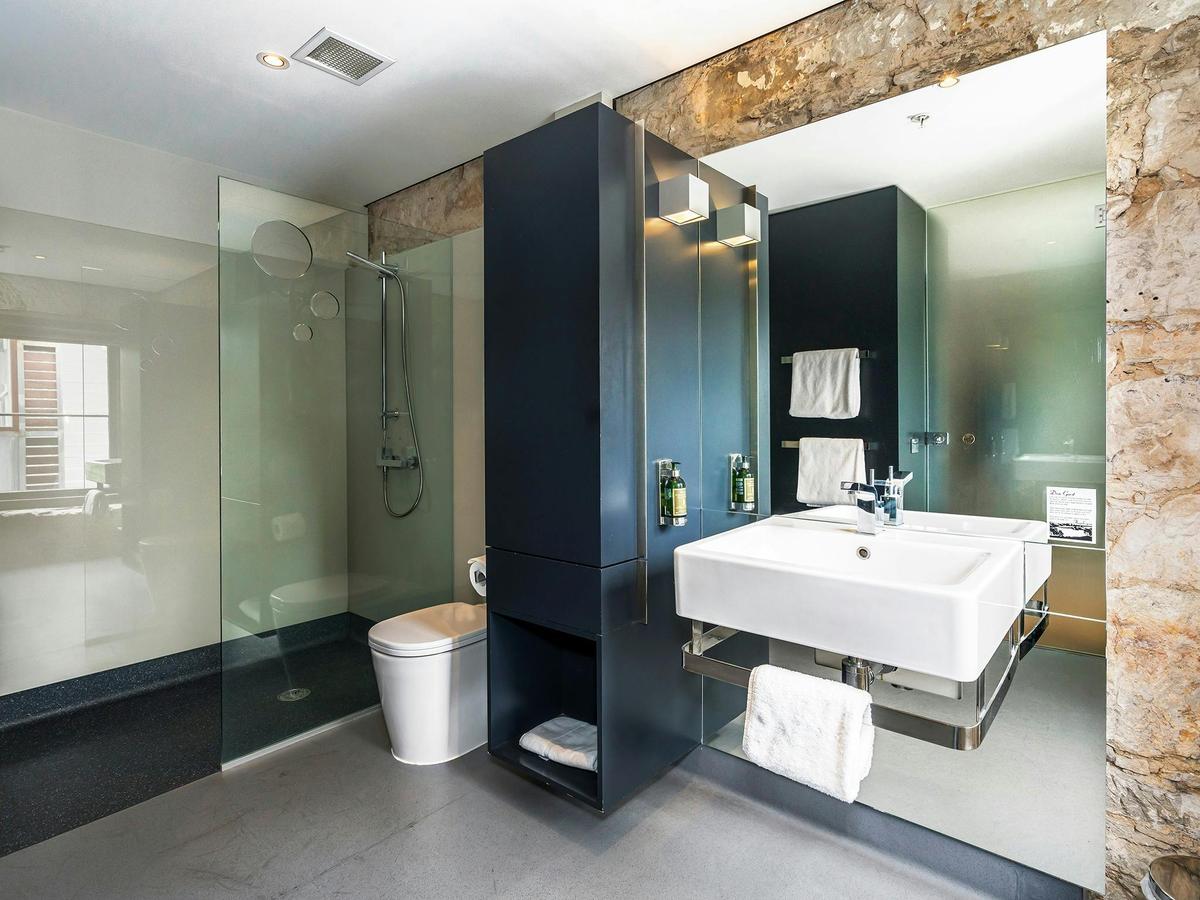 Large modern bathroom