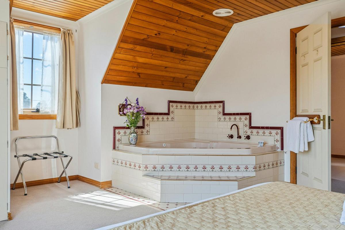 Bayview "Romantic Attic Spa Bedroom" Cottage