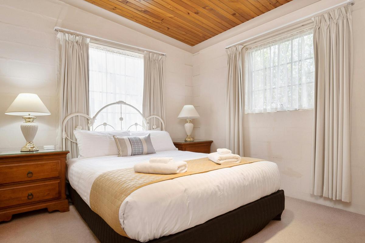 Queen size bed - Dove Cottage
