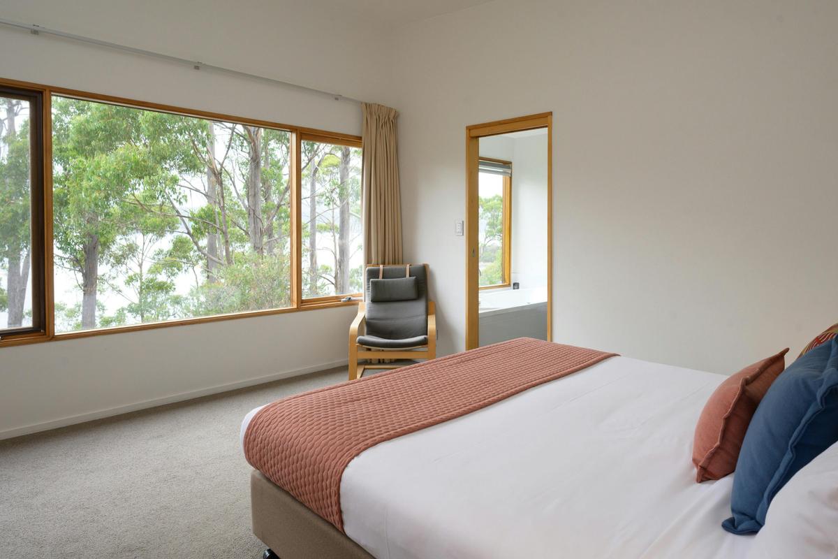 Deluxe Spa Cabin Water View