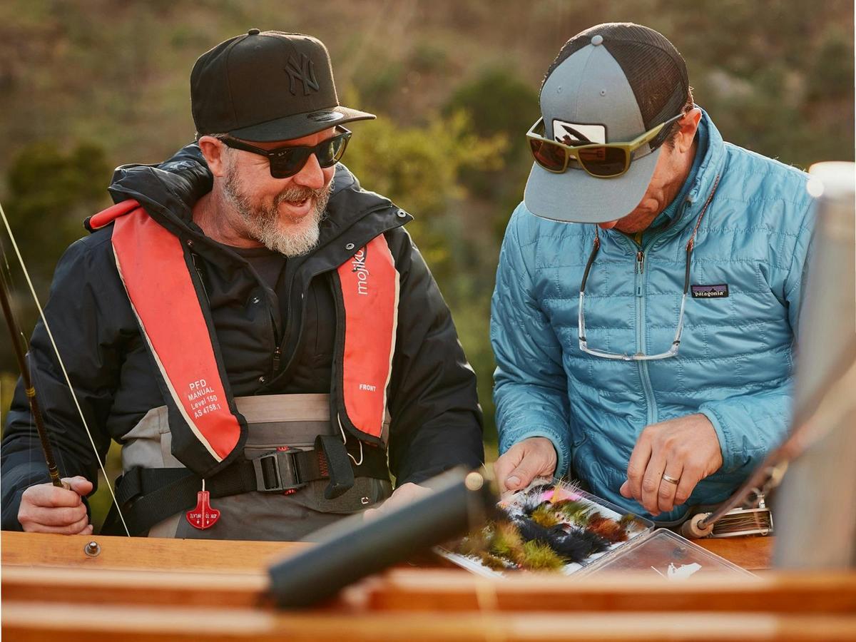 Choosing flies with a guiding customer in the drift boat