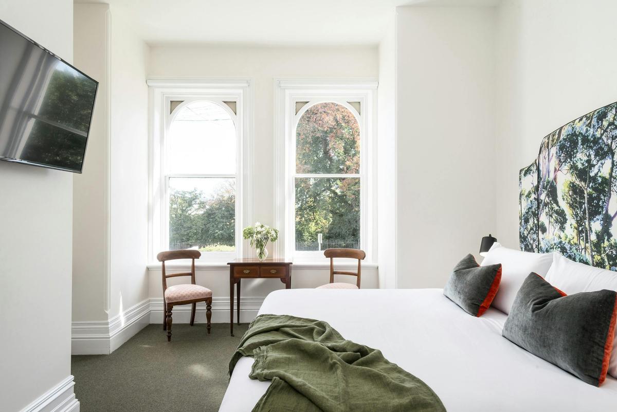Enjoy the green vista of the Launceston City Park from our King City Park View Rooms.