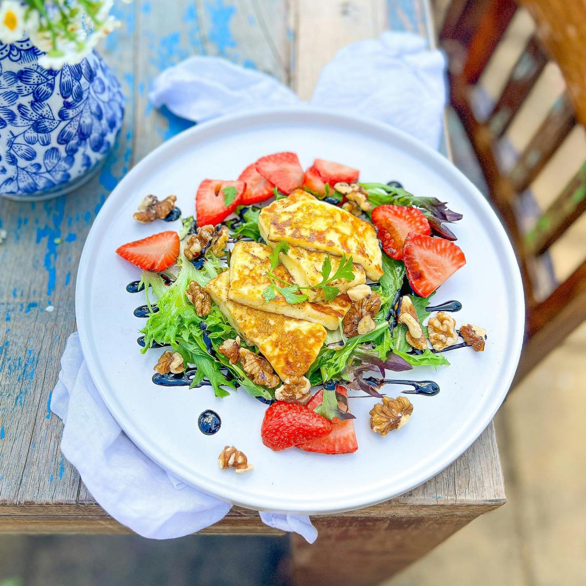 Halloumi salad
