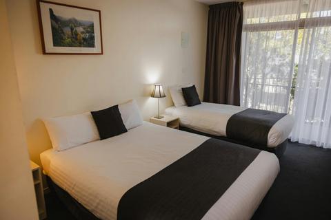 The Shoreline Hotel Accomodation