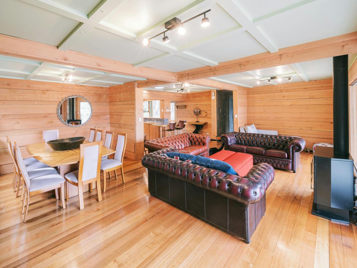 St. Clairs, living room