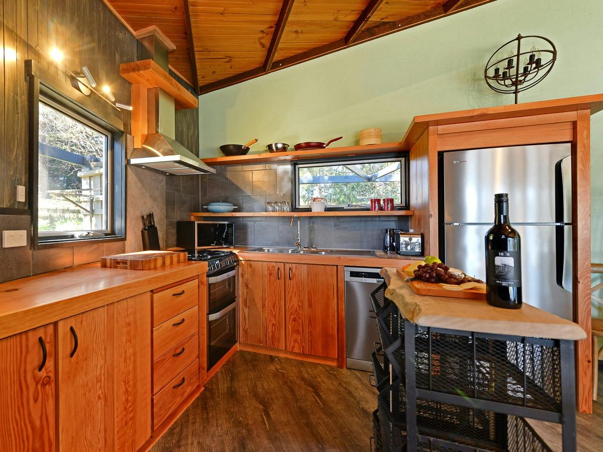 Taylors Bay Cottage: kitchen.
