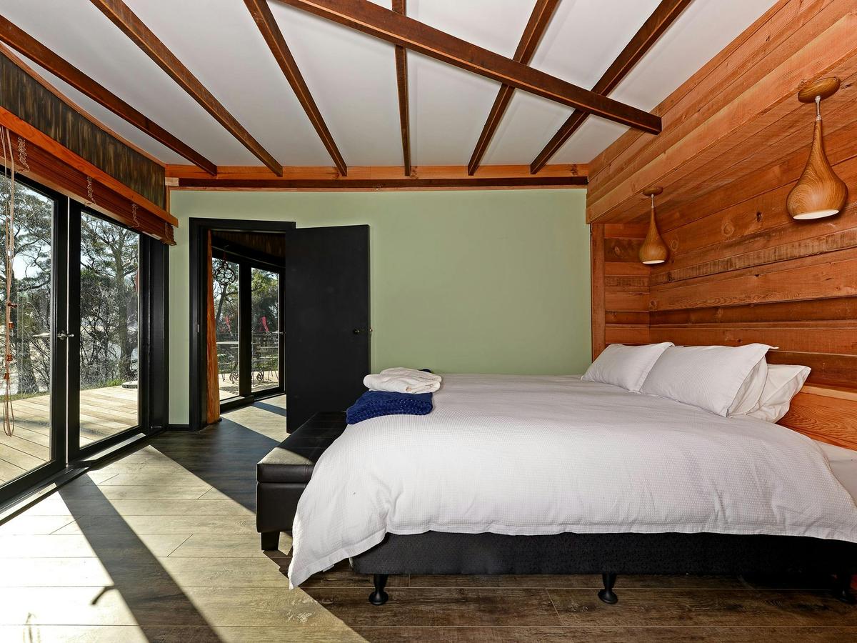 Taylors Bay Cottage: bedroom's double bed configuration.