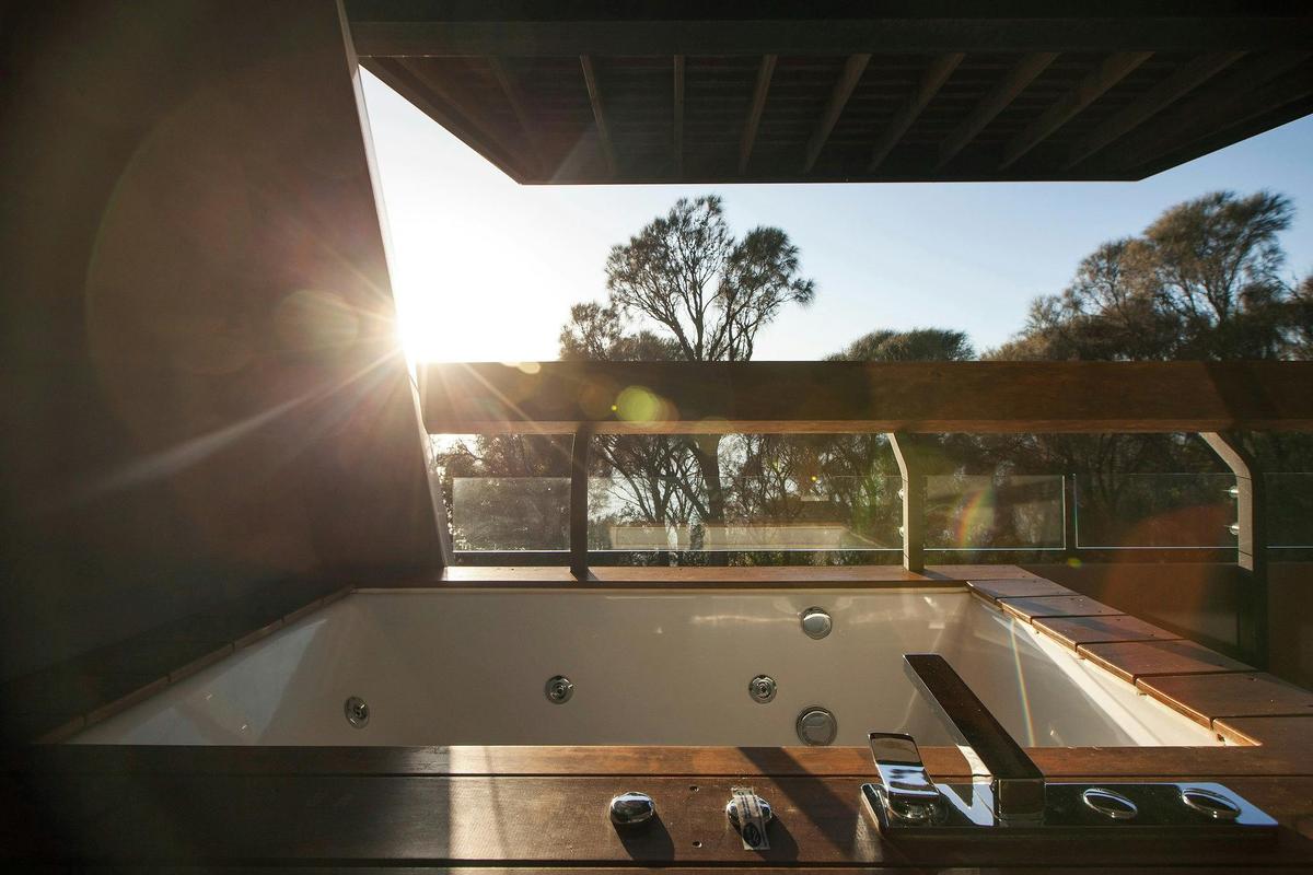 Mona Pavilions - Roy Outdoor bath