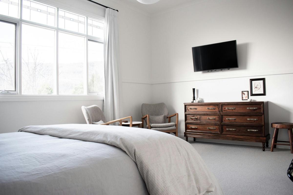 Room 2 - Hill View Suite