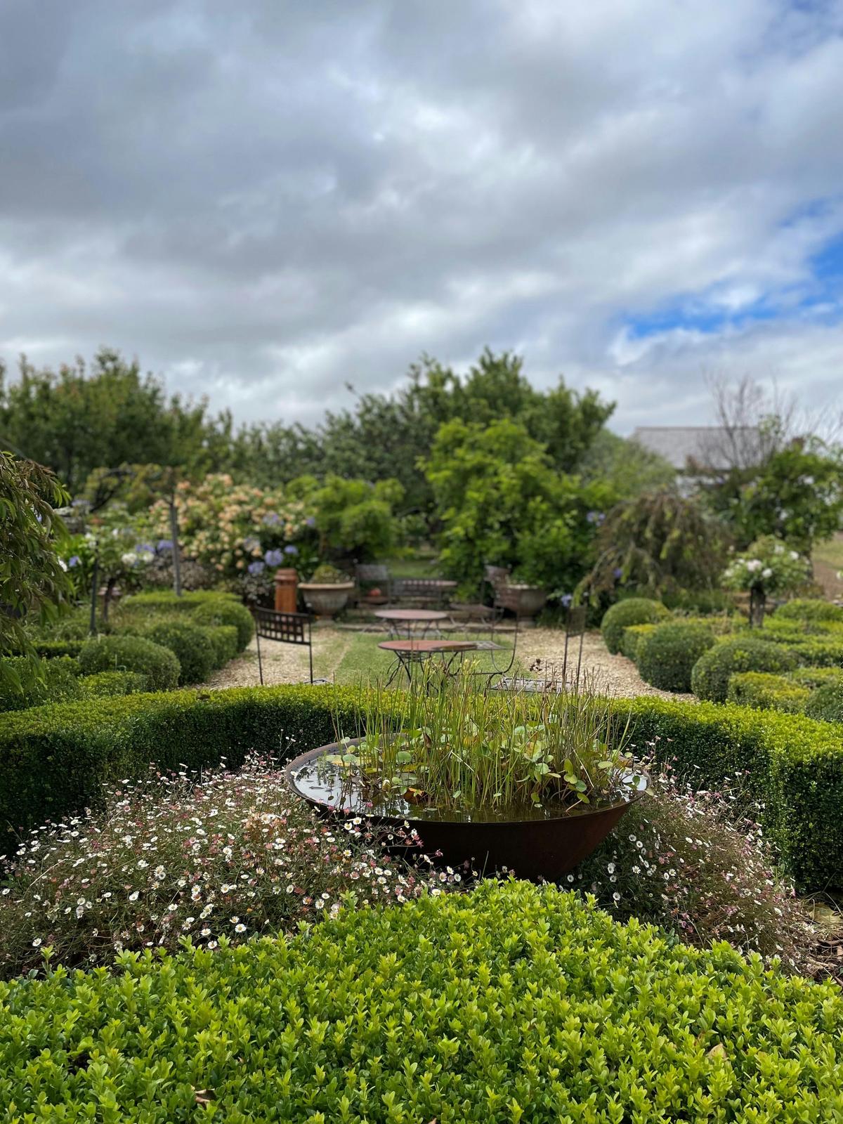 Vintage on High garden