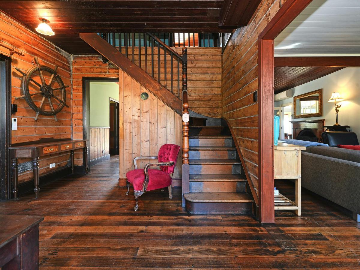 Ventnor Guest House, staircase