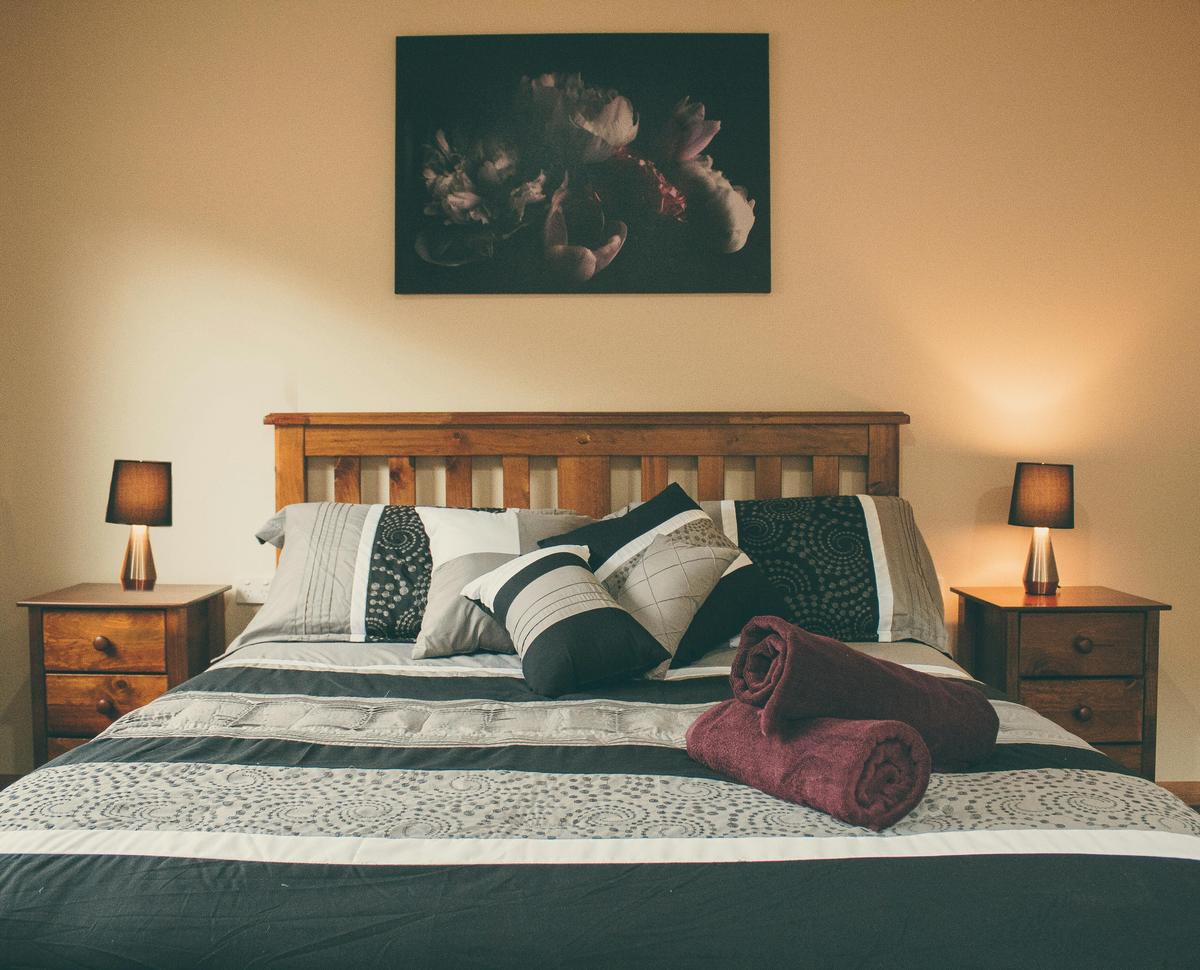 Queen Room (sleeps 2) - utilises shared kitchen/bathroom amenities