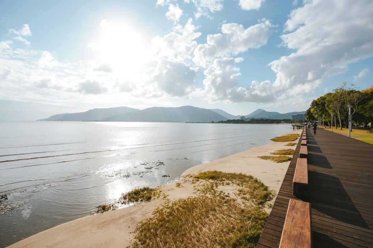 Australia's Longest Shortcut - 15 Days from Perth to Cairns through the Centre