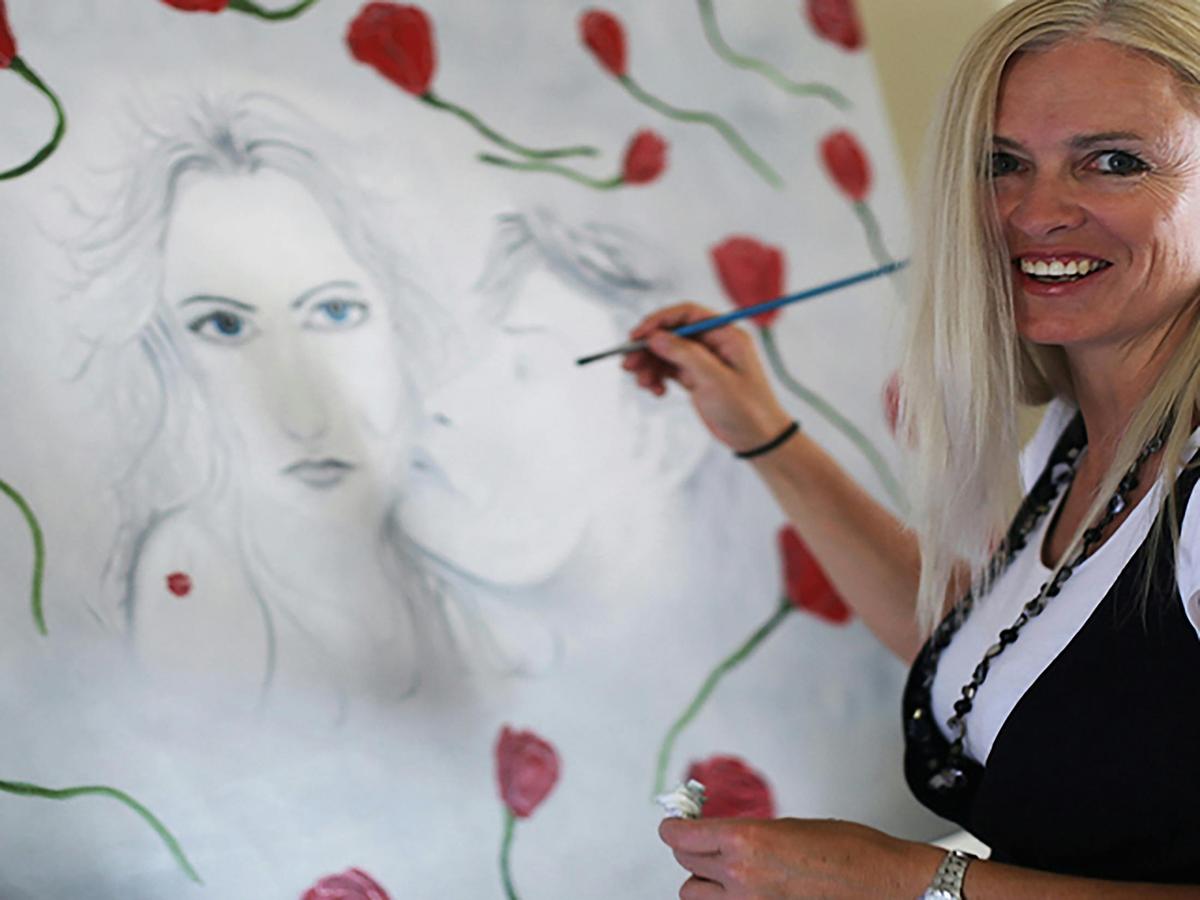 Local artist Tania Lowe doing commissioned painting