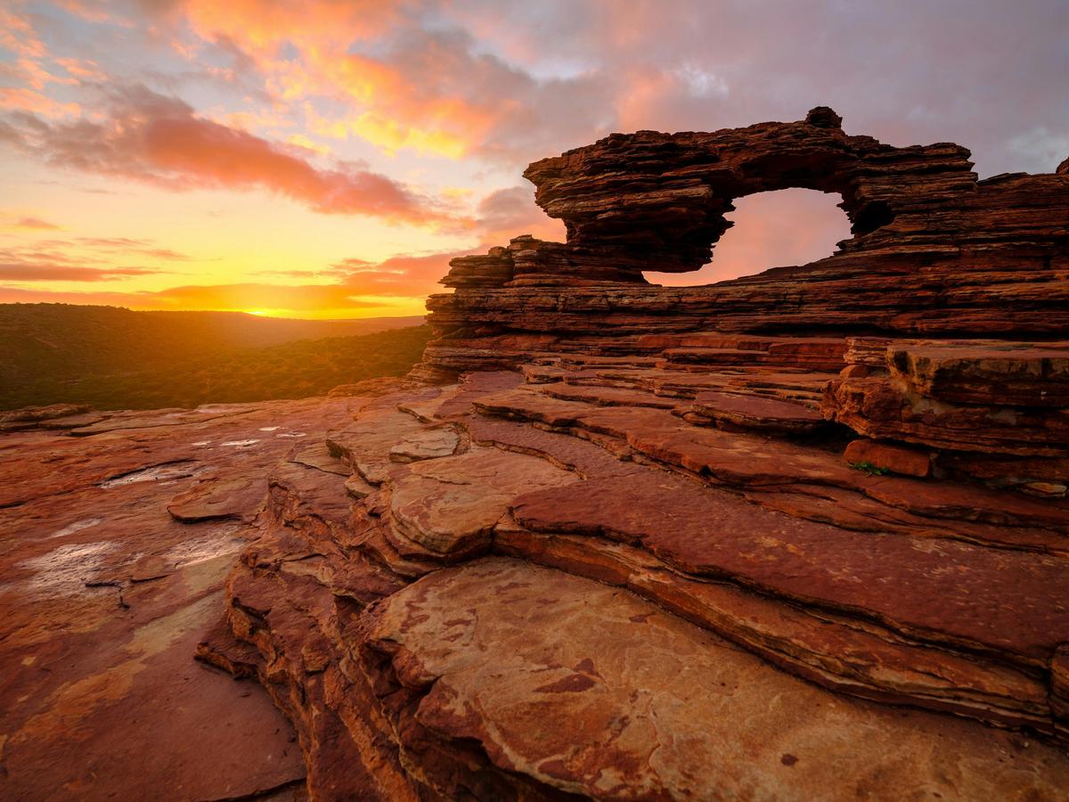3 Days Geraldton, Kalbarri, Pink Lake, Monkey Mia Dolphins & Pinnacles Tour