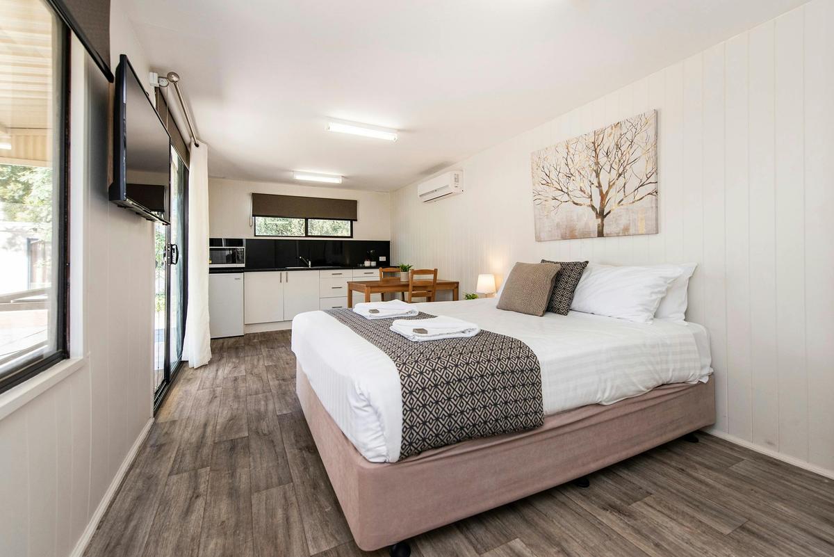 Lux Pet-Friendly Cabin (2/4)